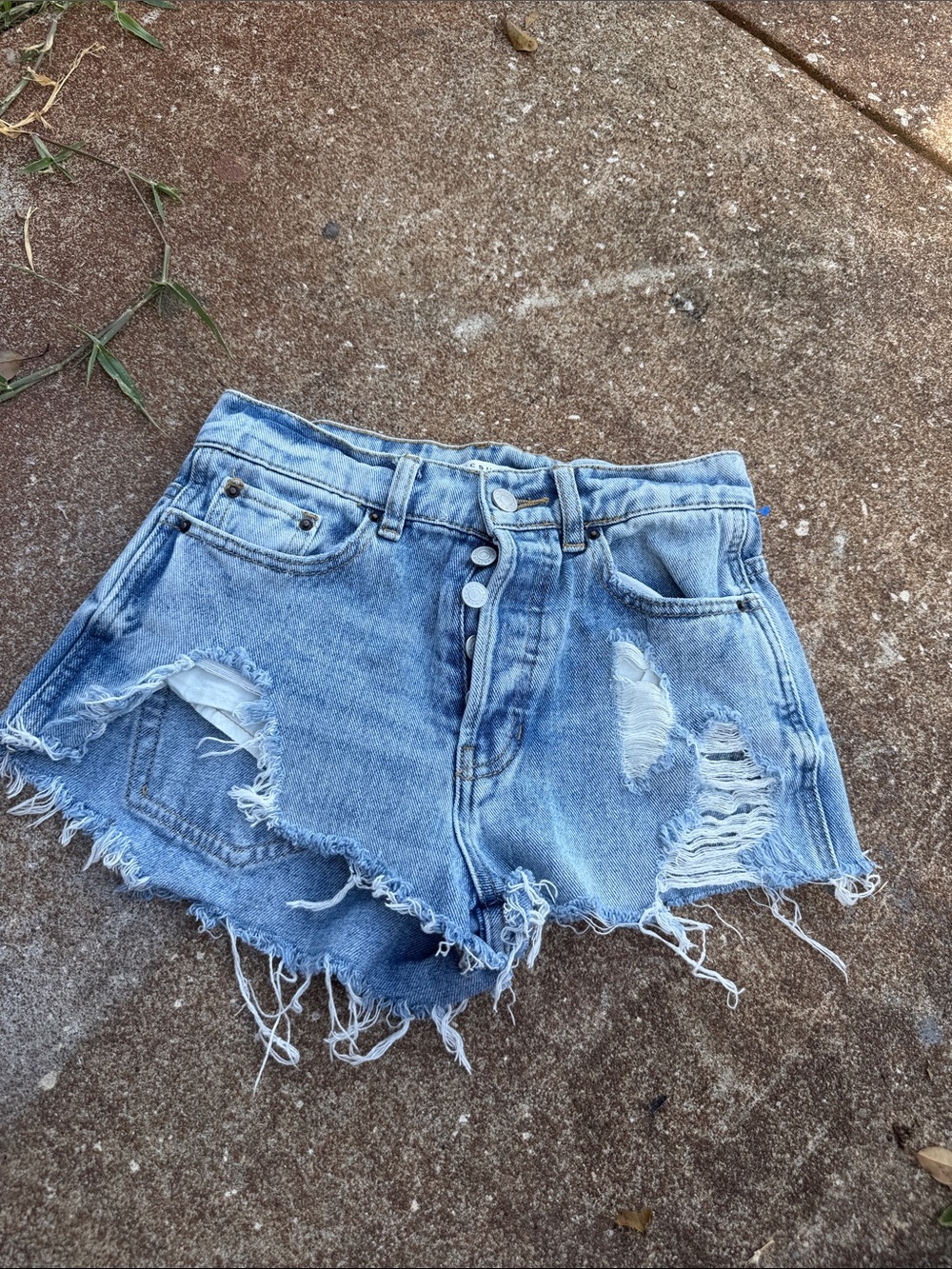 Pacsun Womens Light Blue Distressed Denim Shorts. Size 24